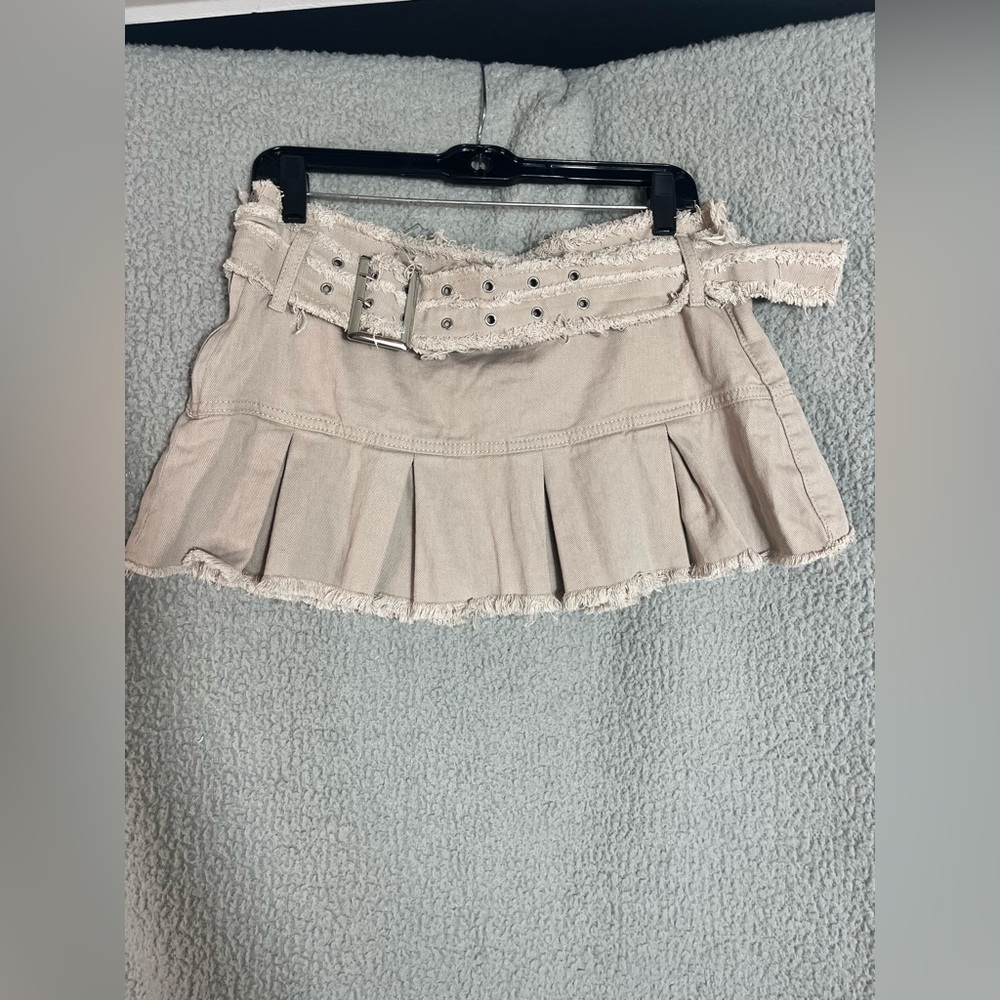 Stylish Y2K Early 2000’s Style Beige Mini Skirt with Belt